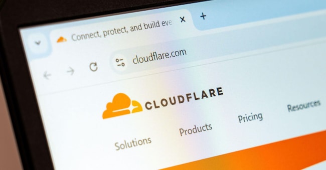 Homepage del sito web Cloudflare visualizzata sullo schermo di un laptop con logo. Azienda specializzata in prestazioni web e sicurezza che offre CDN.
